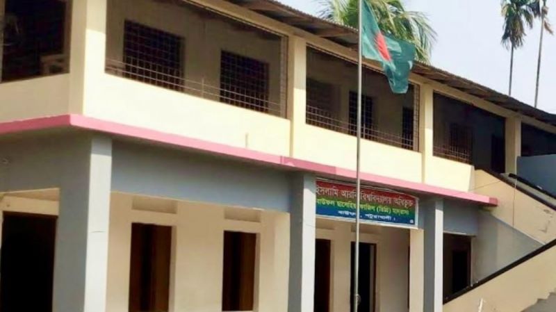 কেন্দ্রে হিজাব না খোলায় চার পরীক্ষার্থীর খাতা কেড়ে নেওয়ার অভিযোগ